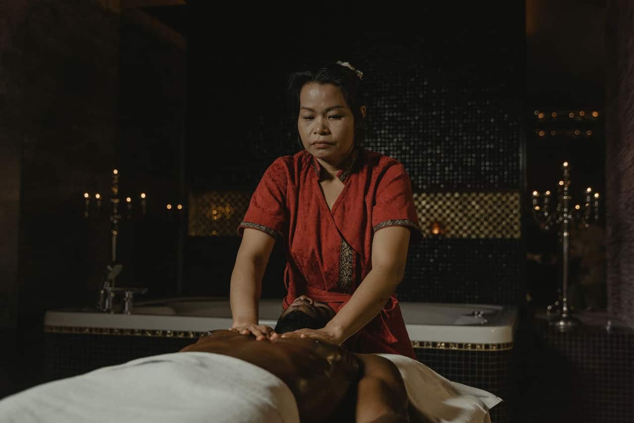 Close-up back massage in a calm Indian spa near Benz Circle