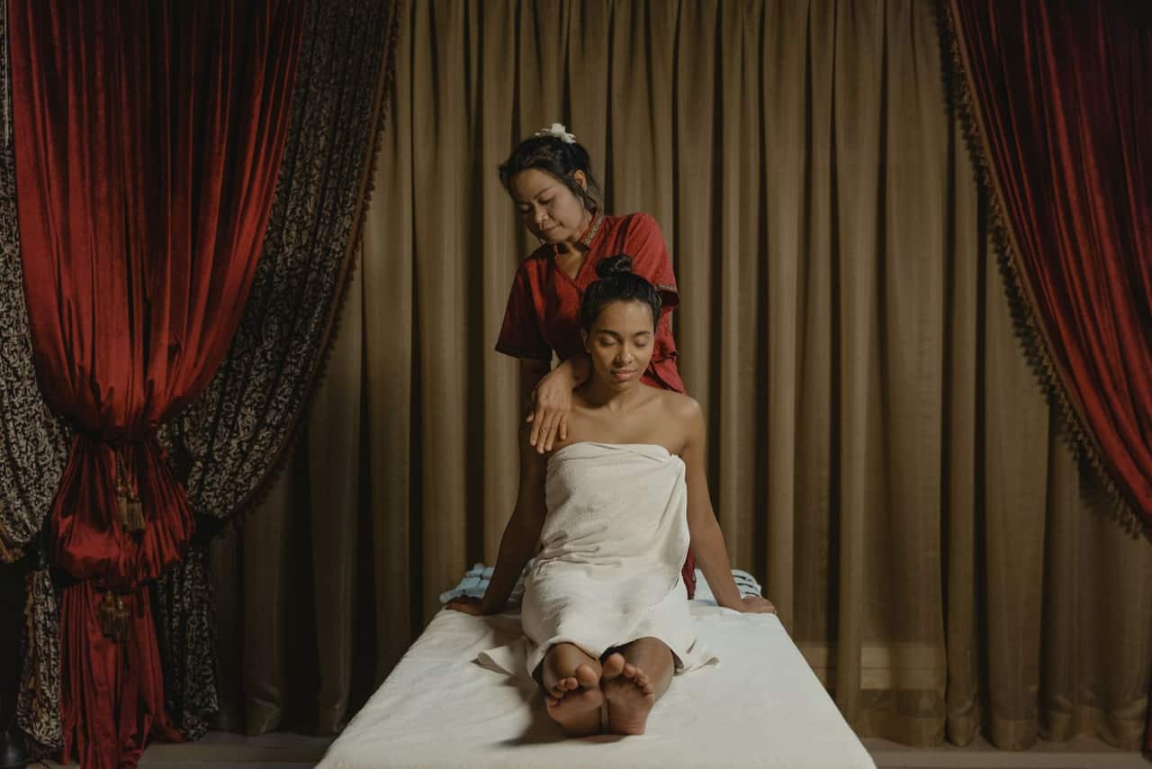 Full-body relaxation massage in an indoor Indian spa room